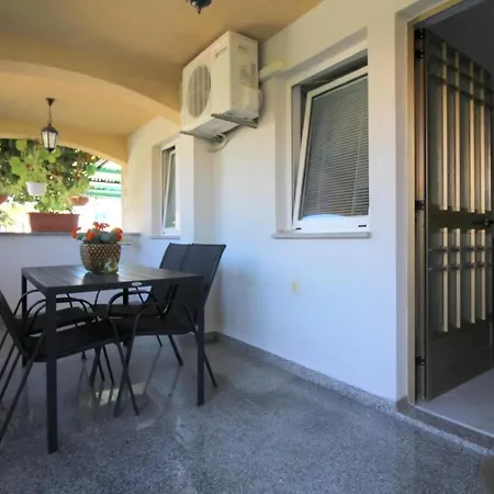 Pineta 1 Mit Terrasse In Strandnaehe